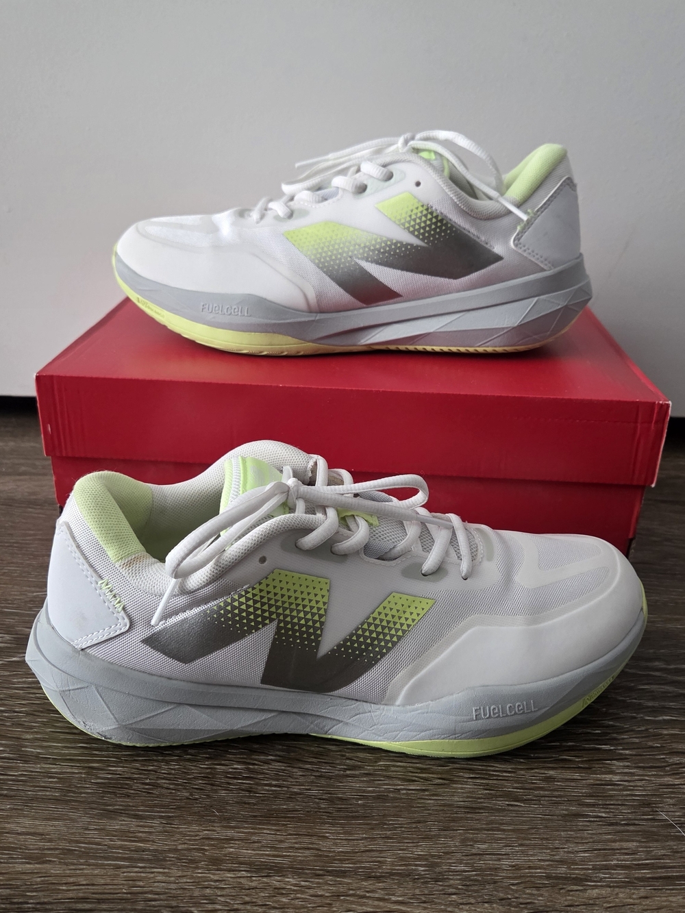 🎾New Balance White & Neon Lime Hard Court Tennis Shoes Size 9W.